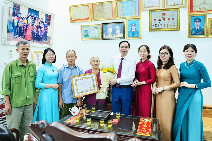 Đồng chí Bí thư Đảng ủy xã Phú Nghĩa trao Huy hiệu 55 năm, 60 năm tuổi Đảng tại nhà riêng cho đảng viên lão thành- Ảnh 6.