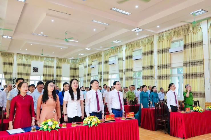 Đảng bộ xã Phú Nghĩa tổ chức Lễ trao tặng Huy hiệu Đảng đợt 19/5/2026- Ảnh 1.