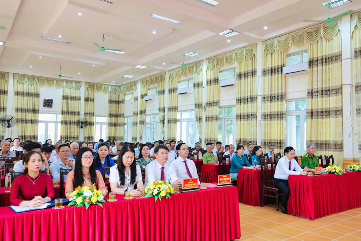 Đảng bộ xã Phú Nghĩa tổ chức Lễ trao tặng Huy hiệu Đảng đợt 19/5/2026- Ảnh 2.