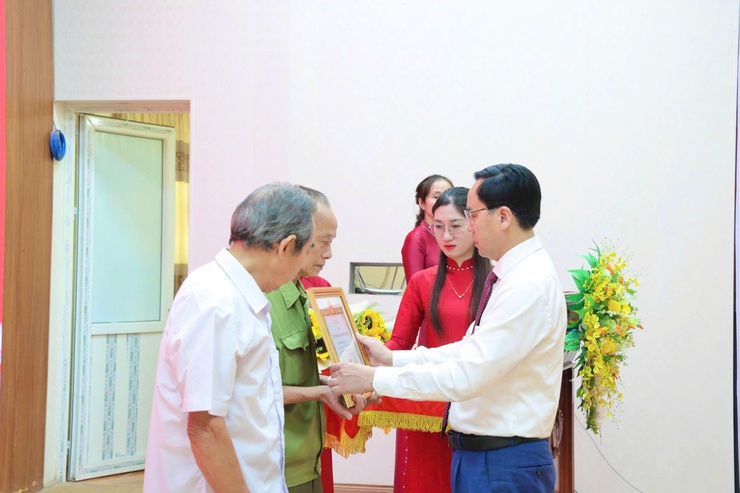Đảng bộ xã Phú Nghĩa tổ chức Lễ trao tặng Huy hiệu Đảng đợt 19/5/2026- Ảnh 5.