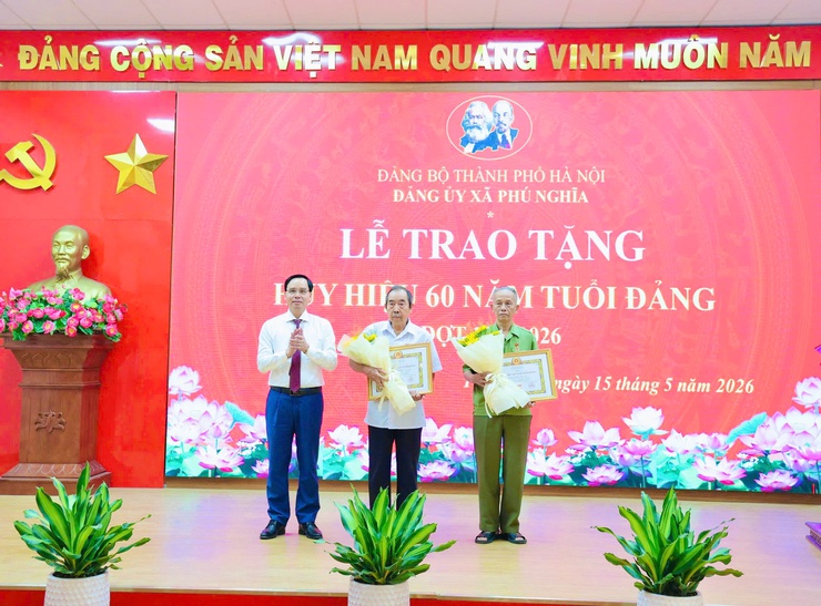 Đảng bộ xã Phú Nghĩa tổ chức Lễ trao tặng Huy hiệu Đảng đợt 19/5/2026- Ảnh 6.