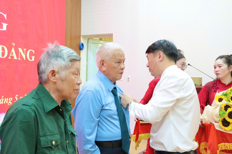 Đảng bộ xã Phú Nghĩa tổ chức Lễ trao tặng Huy hiệu Đảng đợt 19/5/2026- Ảnh 7.