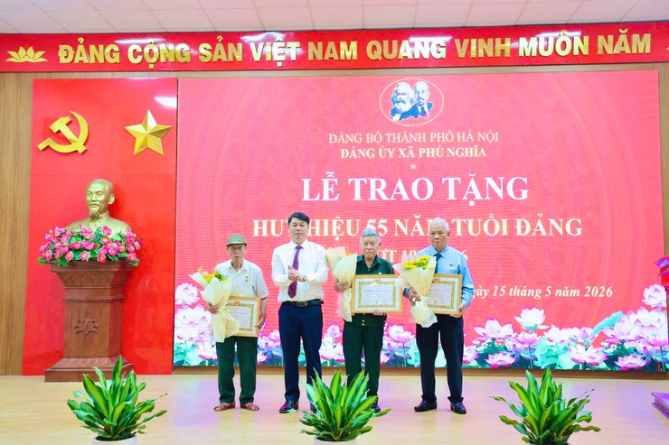 Đảng bộ xã Phú Nghĩa tổ chức Lễ trao tặng Huy hiệu Đảng đợt 19/5/2026- Ảnh 8.