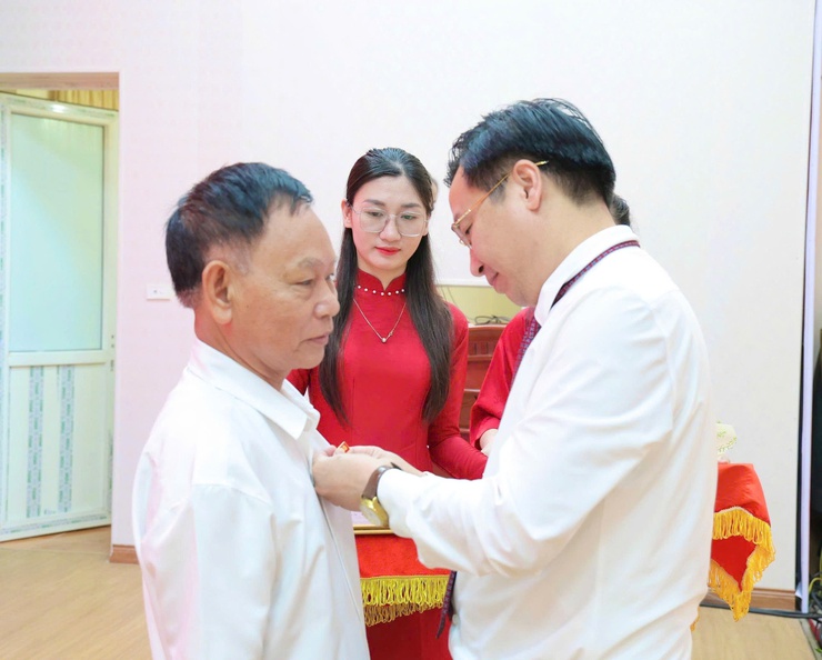 Đảng bộ xã Phú Nghĩa tổ chức Lễ trao tặng Huy hiệu Đảng đợt 19/5/2026- Ảnh 9.