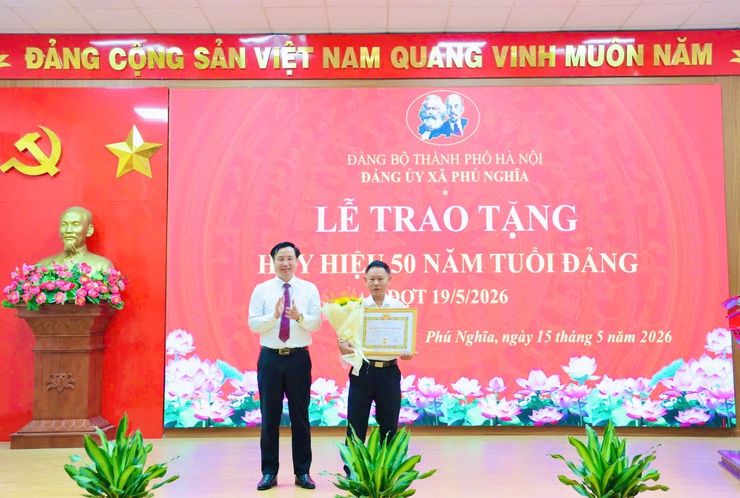Đảng bộ xã Phú Nghĩa tổ chức Lễ trao tặng Huy hiệu Đảng đợt 19/5/2026- Ảnh 10.
