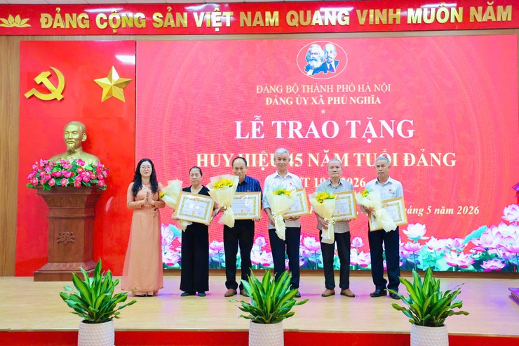 Đảng bộ xã Phú Nghĩa tổ chức Lễ trao tặng Huy hiệu Đảng đợt 19/5/2026- Ảnh 11.
