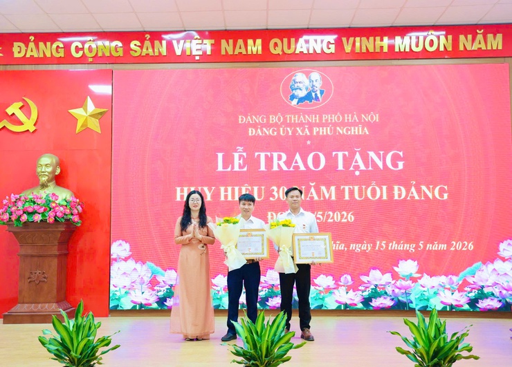 Đảng bộ xã Phú Nghĩa tổ chức Lễ trao tặng Huy hiệu Đảng đợt 19/5/2026- Ảnh 13.