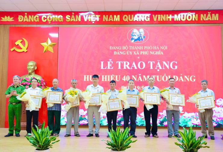 Đảng bộ xã Phú Nghĩa tổ chức Lễ trao tặng Huy hiệu Đảng đợt 19/5/2026- Ảnh 12.