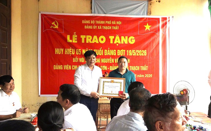 XÃ THẠCH THẤT TRAO HUY HIỆU ĐẢNG CHO 57 ĐẢNG VIÊN DỊP 19/5- Ảnh 9.