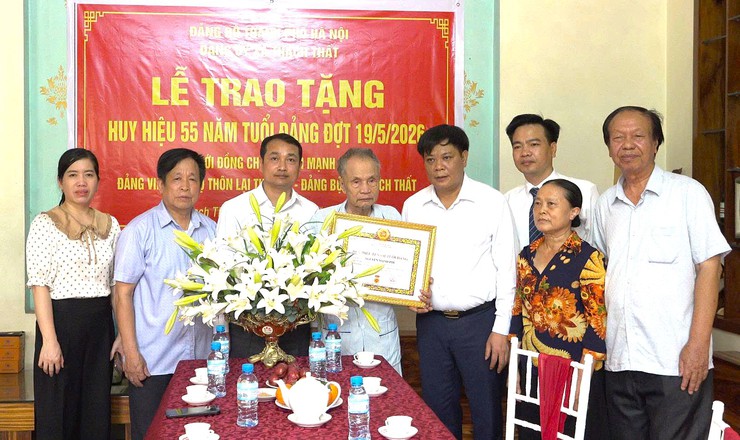 XÃ THẠCH THẤT TRAO HUY HIỆU ĐẢNG CHO 57 ĐẢNG VIÊN DỊP 19/5- Ảnh 8.