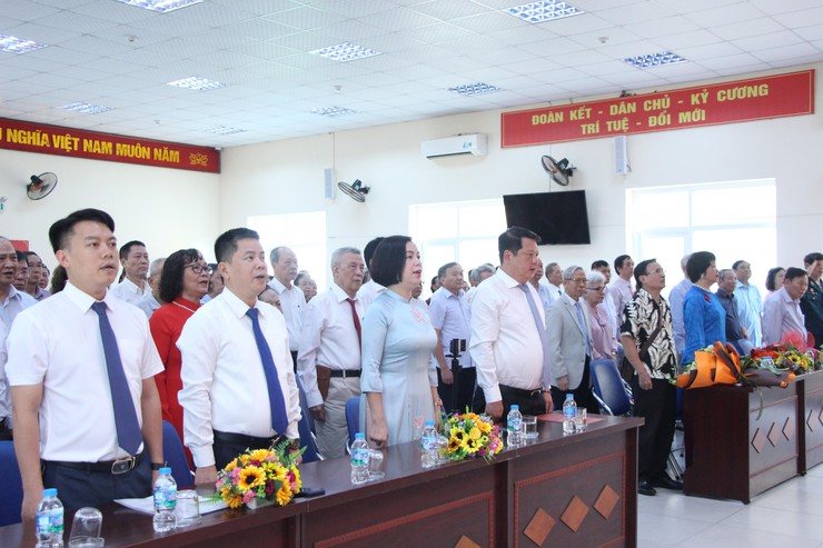 Trang trọng Lễ trao tặng Huy hiệu Đảng dịp 19/5- Ảnh 1.