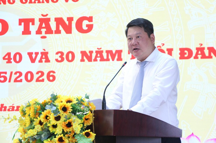 Trang trọng Lễ trao tặng Huy hiệu Đảng dịp 19/5- Ảnh 3.