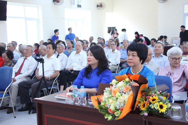 Trang trọng Lễ trao tặng Huy hiệu Đảng dịp 19/5- Ảnh 15.