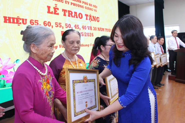 Trang trọng Lễ trao tặng Huy hiệu Đảng dịp 19/5- Ảnh 6.