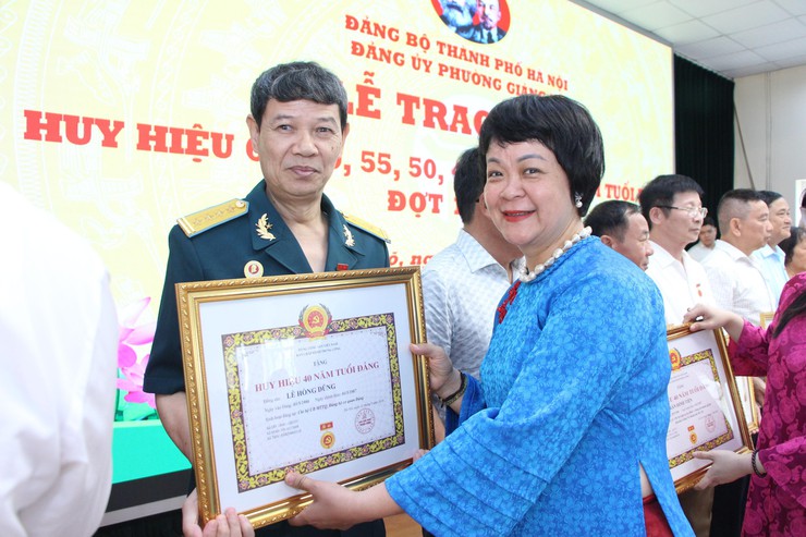 Trang trọng Lễ trao tặng Huy hiệu Đảng dịp 19/5- Ảnh 11.