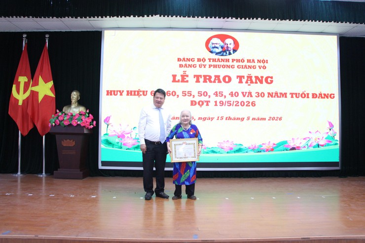 Trang trọng Lễ trao tặng Huy hiệu Đảng dịp 19/5- Ảnh 14.