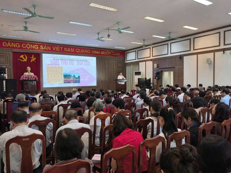 Đảng ủy phường Đông Ngạc tổ chức hội nghị Quán triệt, triển khai các văn bản của Trung ương, Thành ủy và Đảng ủy phường
- Ảnh 1.