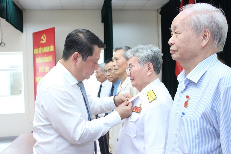 Trang trọng Lễ trao tặng Huy hiệu Đảng dịp 19/5- Ảnh 4.