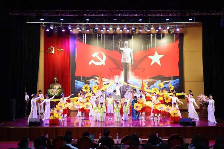 QUANG MINH TỔ CHỨC THÀNH CÔNG HỘI THI BÁO CÁO VIÊN, TUYÊN TRUYỀN VIÊN GIỎI NĂM 2026 VÀ TRAO GIẢI CUỘC THI CHÍNH LUẬN BẢO VỆ NỀN TẢNG TƯ TƯỞNG CỦA ĐẢNG- Ảnh 3.