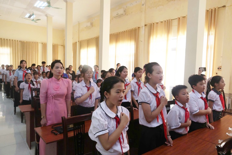 Lễ kỷ niệm 85 năm Ngày thành lập Đội và chung khảo Hội thi Vẽ tranh "Thiếu nhi Hoà Phú - Vững bước tiến vào kỷ nguyên mới"- Ảnh 6.