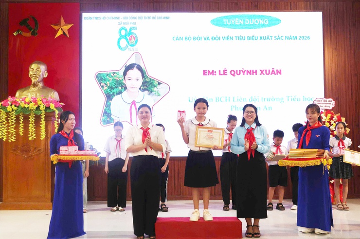 Lễ kỷ niệm 85 năm Ngày thành lập Đội và chung khảo Hội thi Vẽ tranh "Thiếu nhi Hoà Phú - Vững bước tiến vào kỷ nguyên mới"- Ảnh 14.