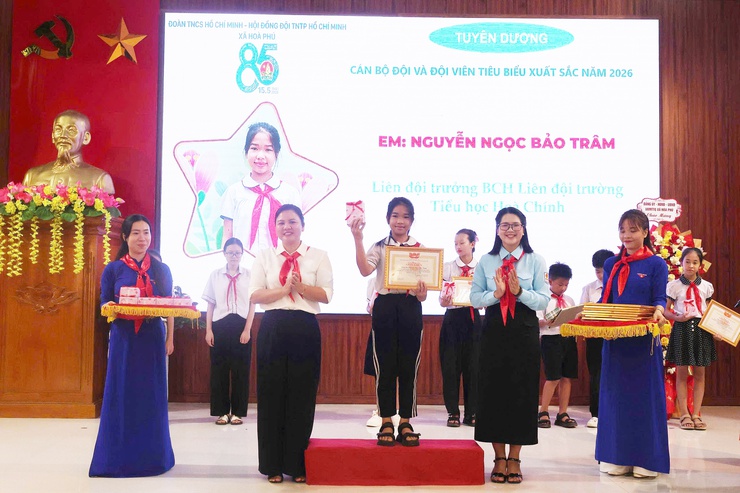 Lễ kỷ niệm 85 năm Ngày thành lập Đội và chung khảo Hội thi Vẽ tranh "Thiếu nhi Hoà Phú - Vững bước tiến vào kỷ nguyên mới"- Ảnh 15.