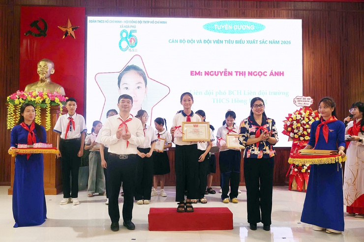Lễ kỷ niệm 85 năm Ngày thành lập Đội và chung khảo Hội thi Vẽ tranh "Thiếu nhi Hoà Phú - Vững bước tiến vào kỷ nguyên mới"- Ảnh 9.