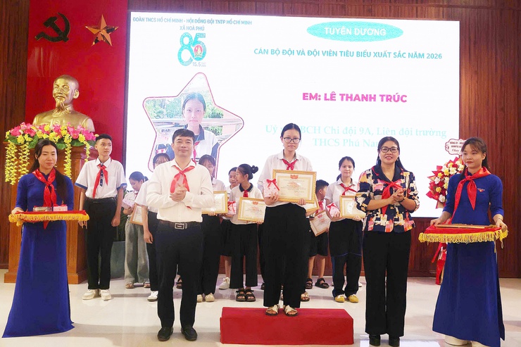 Lễ kỷ niệm 85 năm Ngày thành lập Đội và chung khảo Hội thi Vẽ tranh "Thiếu nhi Hoà Phú - Vững bước tiến vào kỷ nguyên mới"- Ảnh 10.