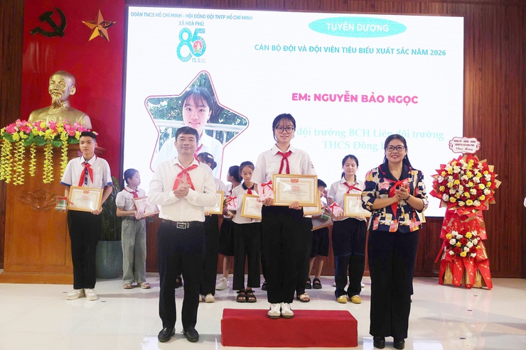 Lễ kỷ niệm 85 năm Ngày thành lập Đội và chung khảo Hội thi Vẽ tranh "Thiếu nhi Hoà Phú - Vững bước tiến vào kỷ nguyên mới"- Ảnh 11.