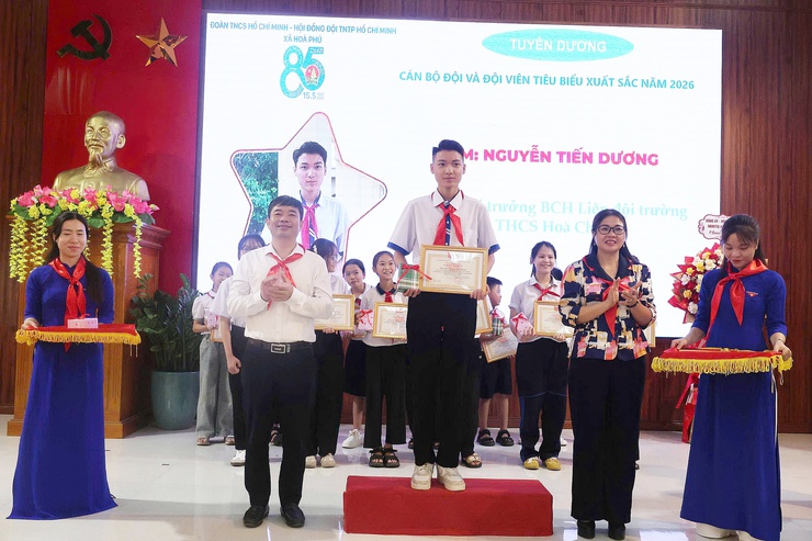 Lễ kỷ niệm 85 năm Ngày thành lập Đội và chung khảo Hội thi Vẽ tranh "Thiếu nhi Hoà Phú - Vững bước tiến vào kỷ nguyên mới"- Ảnh 12.