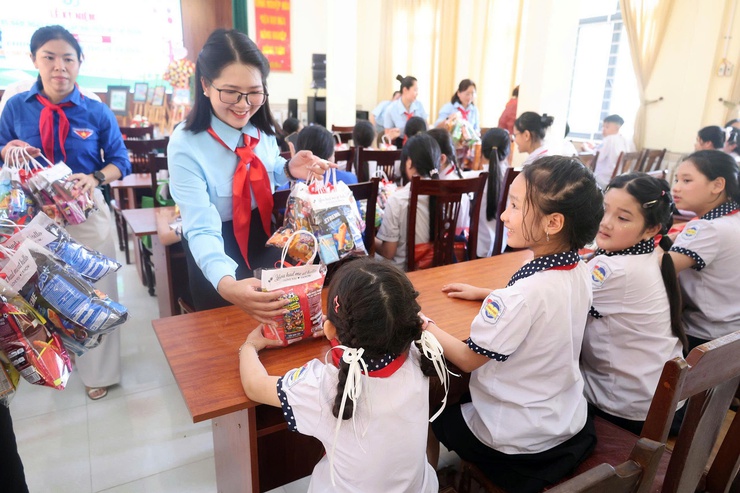 Lễ kỷ niệm 85 năm Ngày thành lập Đội và chung khảo Hội thi Vẽ tranh "Thiếu nhi Hoà Phú - Vững bước tiến vào kỷ nguyên mới"- Ảnh 33.