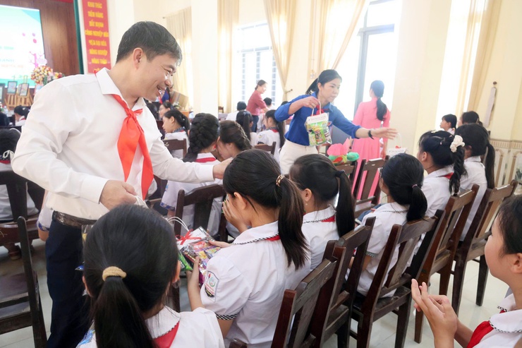 Lễ kỷ niệm 85 năm Ngày thành lập Đội và chung khảo Hội thi Vẽ tranh "Thiếu nhi Hoà Phú - Vững bước tiến vào kỷ nguyên mới"- Ảnh 30.