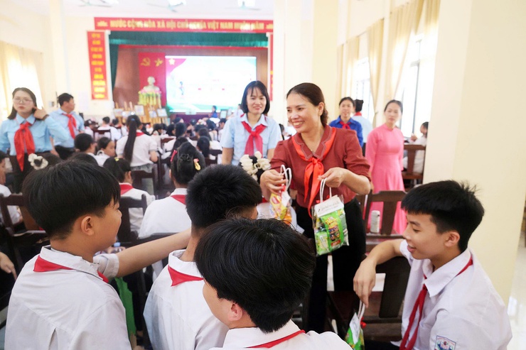 Lễ kỷ niệm 85 năm Ngày thành lập Đội và chung khảo Hội thi Vẽ tranh "Thiếu nhi Hoà Phú - Vững bước tiến vào kỷ nguyên mới"- Ảnh 32.