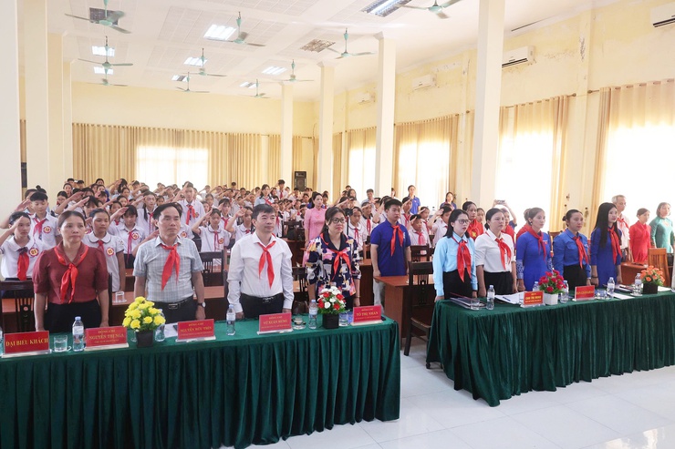 Lễ kỷ niệm 85 năm Ngày thành lập Đội và chung khảo Hội thi Vẽ tranh "Thiếu nhi Hoà Phú - Vững bước tiến vào kỷ nguyên mới"- Ảnh 1.