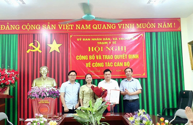 XÃ TRUNG GIÃ CÔNG BỐ VÀ TRAO QUYẾT ĐỊNH BỔ NHIỆM CHỨC VỤ PHÓ GIÁM ĐỐC TRẠM Y TẾ XÃ
- Ảnh 3.