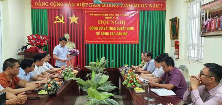 XÃ TRUNG GIÃ CÔNG BỐ VÀ TRAO QUYẾT ĐỊNH BỔ NHIỆM CHỨC VỤ PHÓ GIÁM ĐỐC TRẠM Y TẾ XÃ
- Ảnh 2.