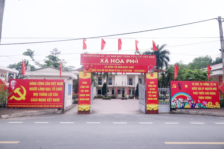 Xã Hòa Phú rực rỡ cờ hoa thiết thực chào mừng Kỷ niệm 136 năm ngày sinh Chủ tịch Hồ Chí Minh- Ảnh 1.