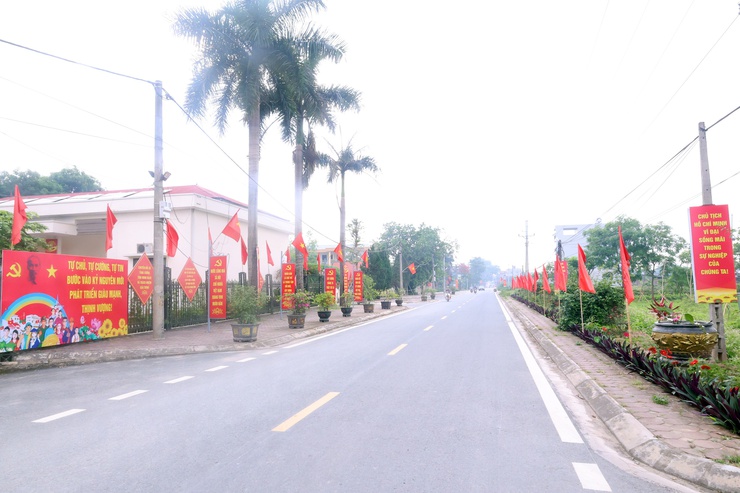 Xã Hòa Phú rực rỡ cờ hoa thiết thực chào mừng Kỷ niệm 136 năm ngày sinh Chủ tịch Hồ Chí Minh- Ảnh 2.