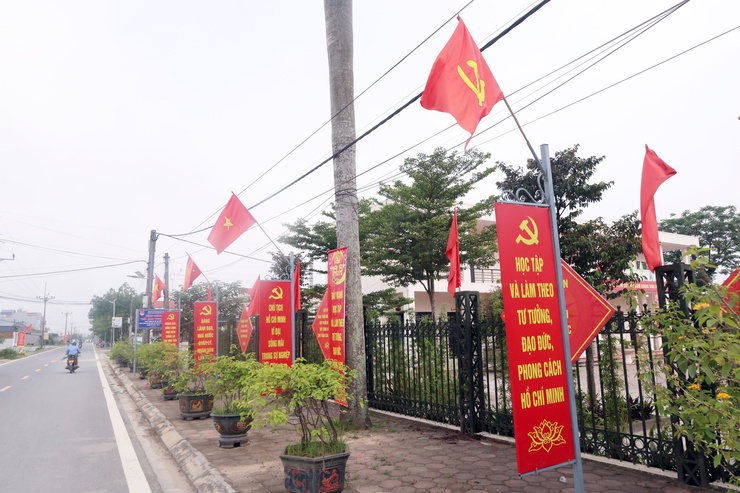 Xã Hòa Phú rực rỡ cờ hoa thiết thực chào mừng Kỷ niệm 136 năm ngày sinh Chủ tịch Hồ Chí Minh- Ảnh 4.