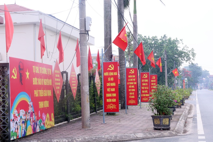 Xã Hòa Phú rực rỡ cờ hoa thiết thực chào mừng Kỷ niệm 136 năm ngày sinh Chủ tịch Hồ Chí Minh- Ảnh 5.