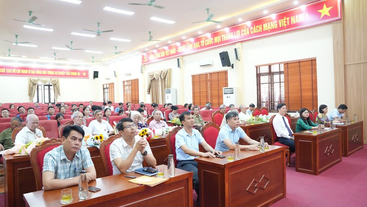 28 đảng viên thuộc Đảng bộ xã Dương Hoà được trao tặng Huy hiệu Đảng đợt 19/5/2026- Ảnh 1.