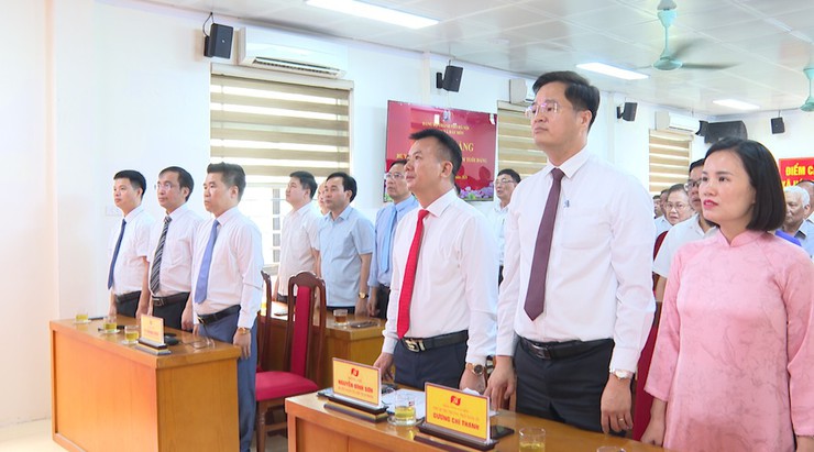 Đảng ủy xã Hát Môn trang trọng tổ chức Lễ trao Huy hiệu Đảng đợt 19/5- Ảnh 1.