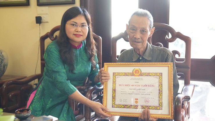 28 đảng viên thuộc Đảng bộ xã Dương Hoà được trao tặng Huy hiệu Đảng đợt 19/5/2026- Ảnh 10.