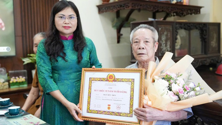 28 đảng viên thuộc Đảng bộ xã Dương Hoà được trao tặng Huy hiệu Đảng đợt 19/5/2026- Ảnh 11.