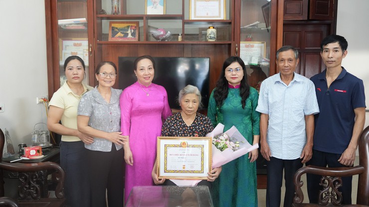 28 đảng viên thuộc Đảng bộ xã Dương Hoà được trao tặng Huy hiệu Đảng đợt 19/5/2026- Ảnh 12.