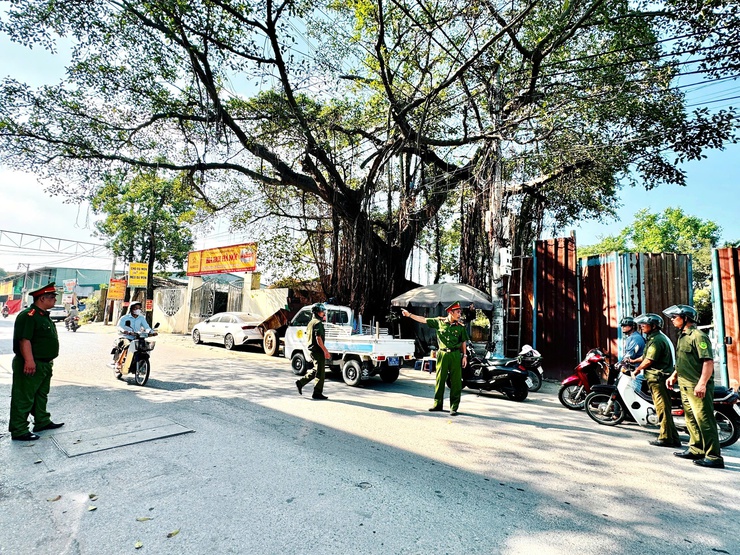 “Không có vùng cấm, không có ngoại lệ" trong xử lý "điểm nghẽn" trật tự đô thị ở Nam Phù- Ảnh 10.