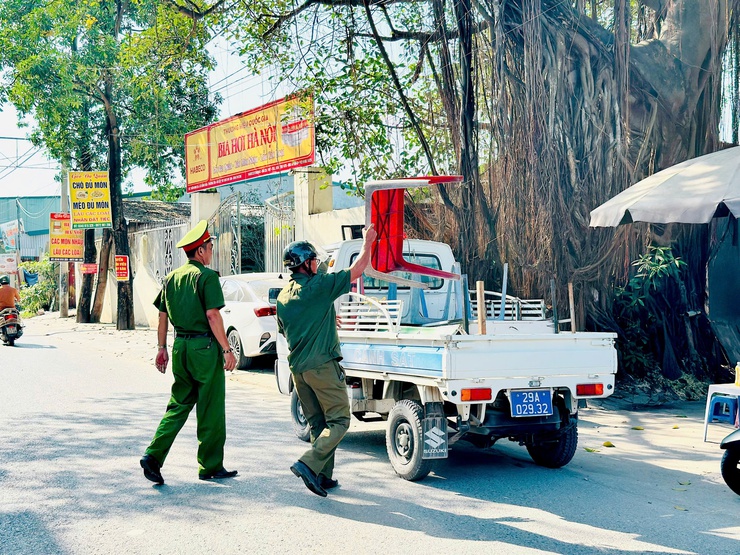 “Không có vùng cấm, không có ngoại lệ" trong xử lý "điểm nghẽn" trật tự đô thị ở Nam Phù- Ảnh 12.