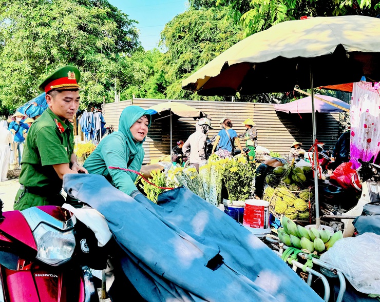 “Không có vùng cấm, không có ngoại lệ" trong xử lý "điểm nghẽn" trật tự đô thị ở Nam Phù- Ảnh 13.