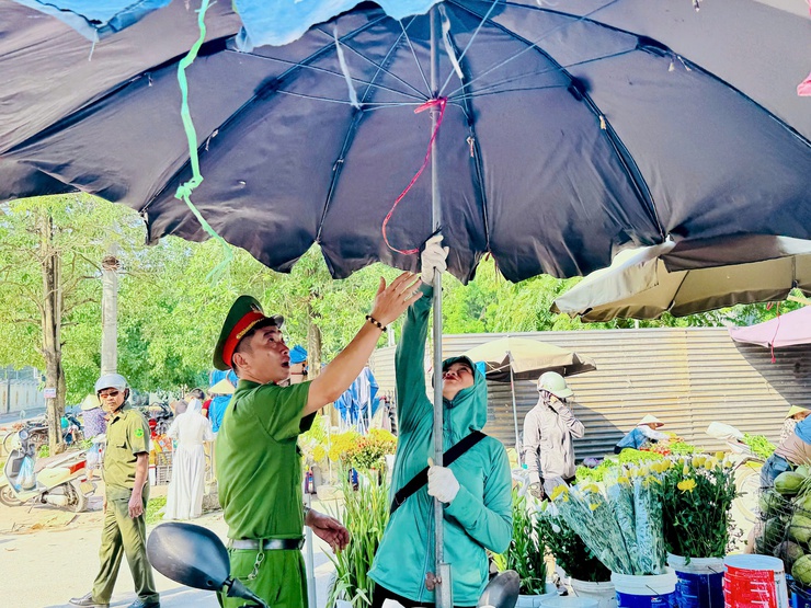 “Không có vùng cấm, không có ngoại lệ" trong xử lý "điểm nghẽn" trật tự đô thị ở Nam Phù- Ảnh 8.