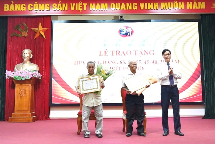 28 đảng viên thuộc Đảng bộ xã Dương Hoà được trao tặng Huy hiệu Đảng đợt 19/5/2026- Ảnh 2.